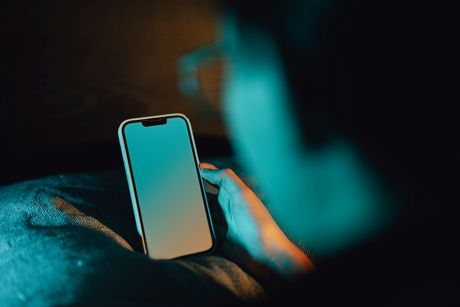 Paciente escrevendo no WhatsApp pelo celular à noite